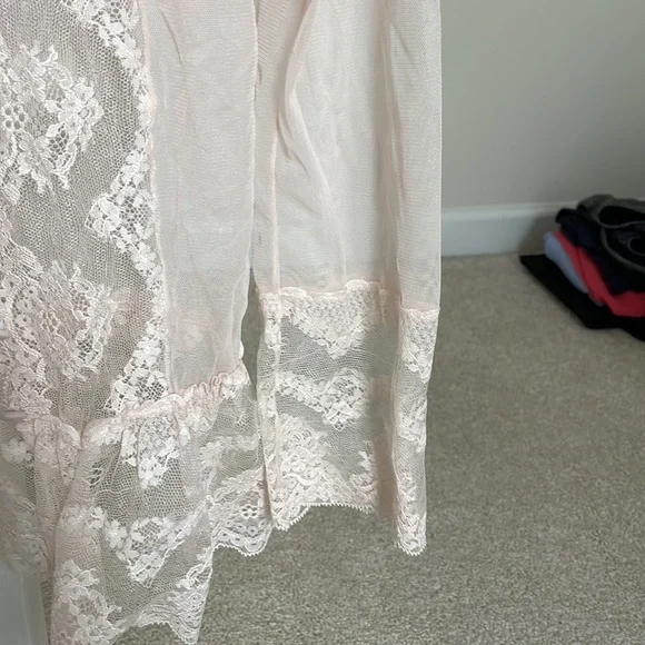 Sheer cream lace top - Picture 4 of 6